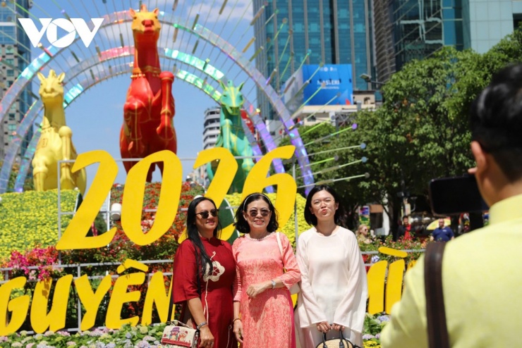 Gia đình chị Bích Hân (áo dài đỏ) chụp hình với linh vật ngựa ở cuối Đường hoa&nbsp;