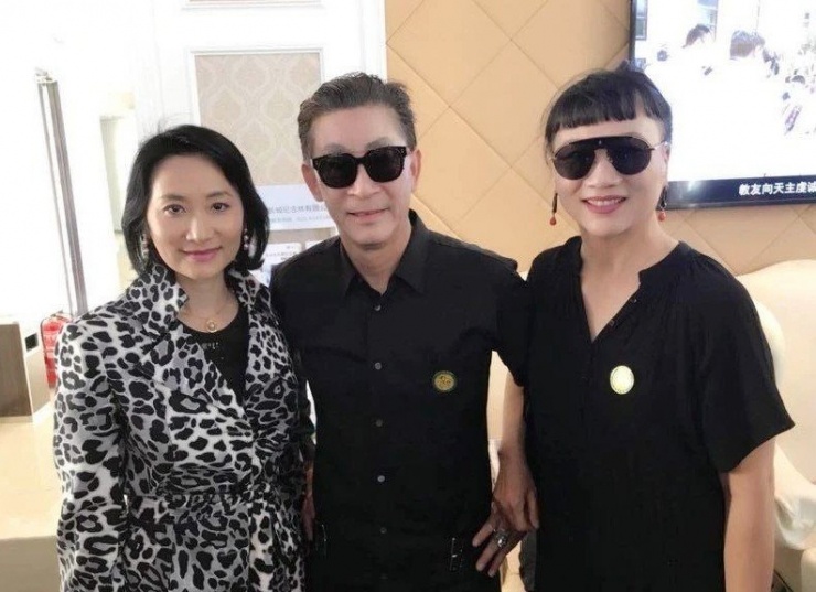 Vương Linh Hoa trở lại Trung Quốc tới tang lễ của đạo diễn Vương Khiết và chụp ảnh cùng vợ chồng Lục Tiểu Linh Đồng.