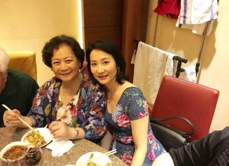 Vương Linh Hoa gặp lại diễn viên Tả Đại Phân đóng vai Quan Âm Bồ Tát trong Tây du ký 1986.