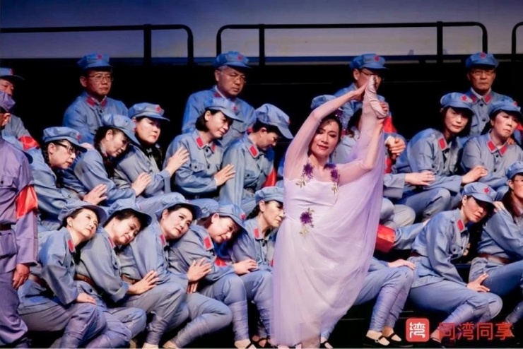 Vương Linh Hoa là nghệ sĩ múa nổi tiếng, dù đã tới tuổi trung niên vẫn giữ được vóc dáng thon gọn dẻo dai, miệt mài trên sân khấu.