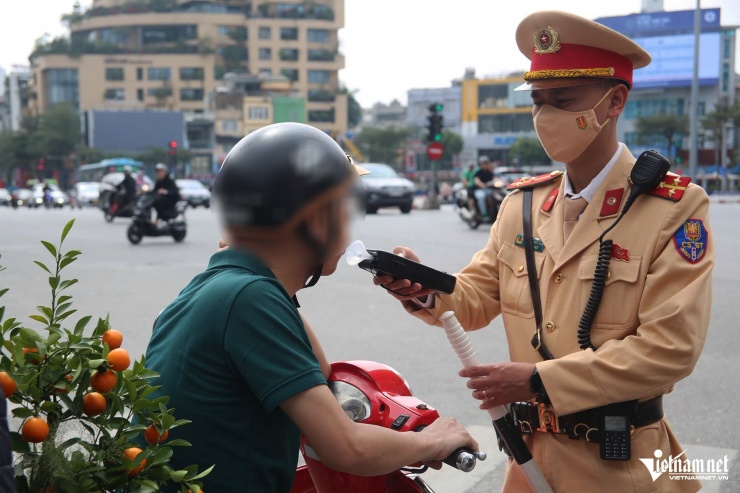 Hà Nội: Uống hai lon bia tất niên rồi lái xe máy ra đường, nam tài xế bị xử phạt - 1