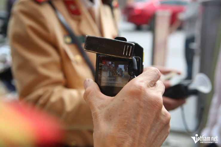 Hà Nội: Uống hai lon bia tất niên rồi lái xe máy ra đường, nam tài xế bị xử phạt - 2