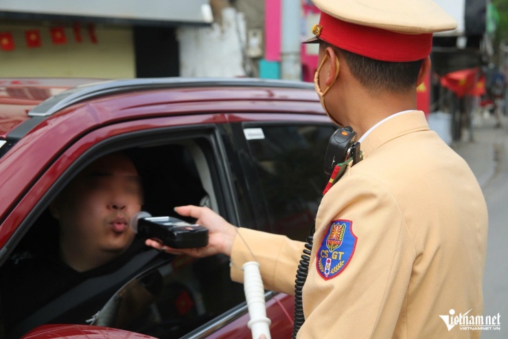 Hà Nội: Uống hai lon bia tất niên rồi lái xe máy ra đường, nam tài xế bị xử phạt - 3