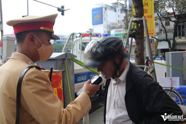 Hà Nội: Uống hai lon bia tất niên rồi lái xe máy ra đường, nam tài xế bị xử phạt - 4