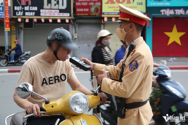 Hà Nội: Uống hai lon bia tất niên rồi lái xe máy ra đường, nam tài xế bị xử phạt - 5
