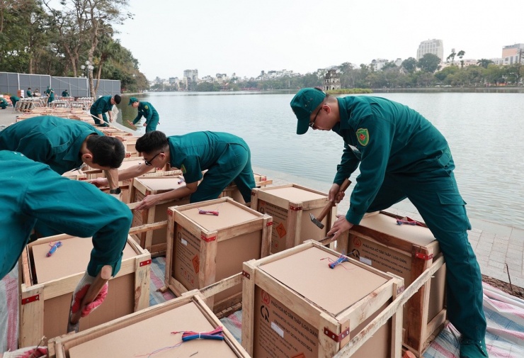 Trận địa pháo hoa bên Hồ Gươm sẵn sàng khai hỏa đón Giao thừa - 2