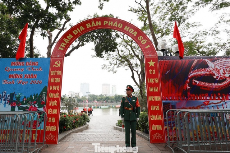 Trận địa pháo hoa bên Hồ Gươm sẵn sàng khai hỏa đón Giao thừa - 1