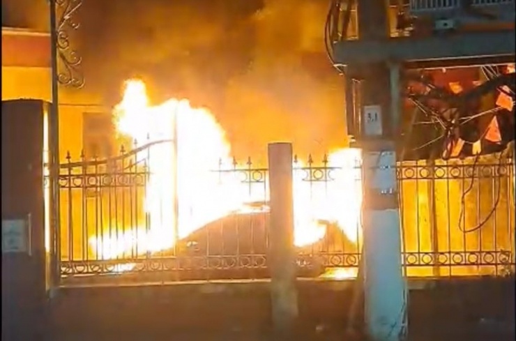 Đã bắt được người đốt 2 xe ô tô và cổng chùa trong đêm - 1