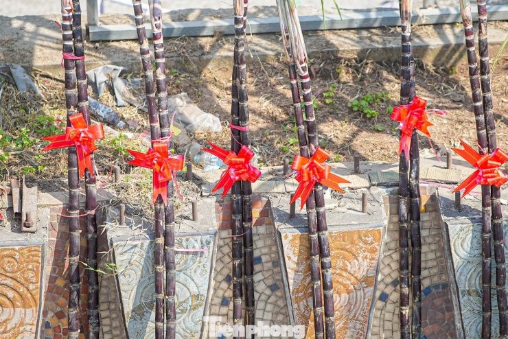 Mía lộc gắn thêm nơ đỏ, túi lộc chờ người mua.