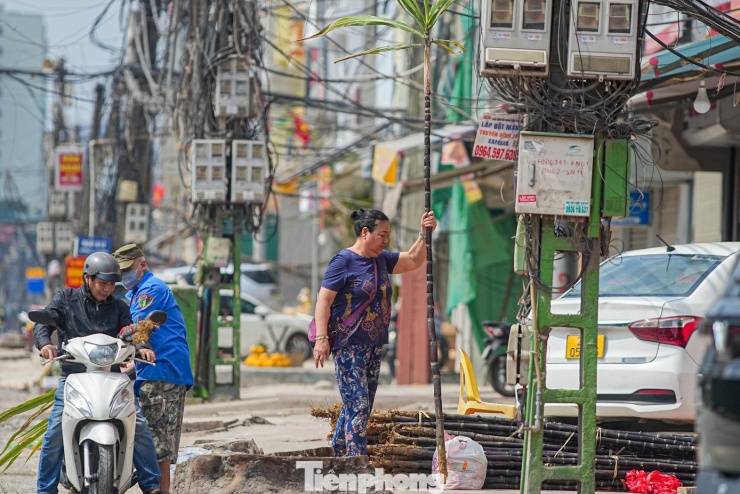Tiểu thương cho biết giá mía trong ngày 29 Tết là 100.000 đồng/cặp. Giá này có thể tăng lên gấp đôi sau khi qua khoảnh khắc Giao thừa. Đây cũng là dịp tiểu thương hốt bạc.