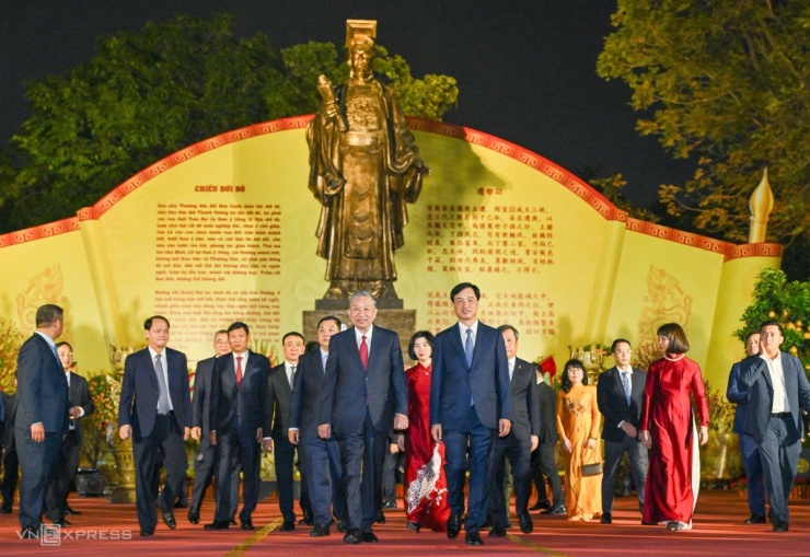 Đi cùng Tổng Bí thư Tô Lâm có Bí thư Thành ủy Hà Nội Nguyễn Duy Ngọc. Ảnh: Giang Huy