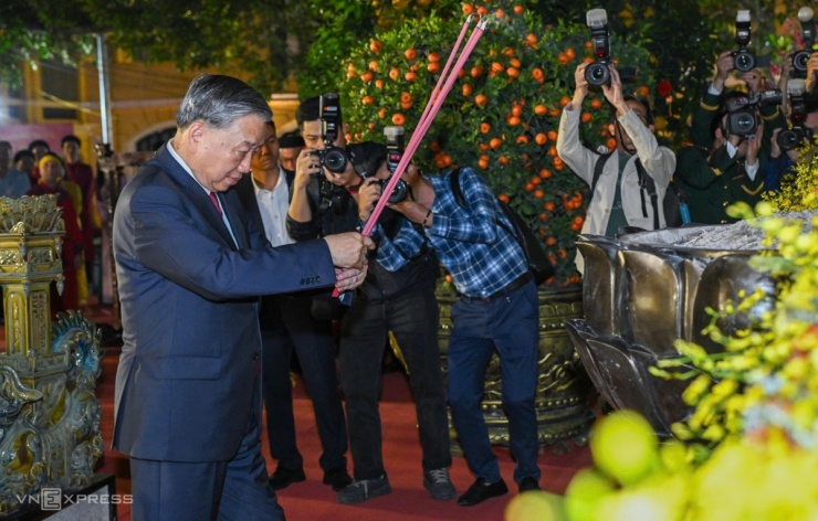 Tổng Bí thư thắp hương tại tượng đài vua Lý Thái Tổ đêm 29 tháng Chạp. Ảnh: Giang Huy