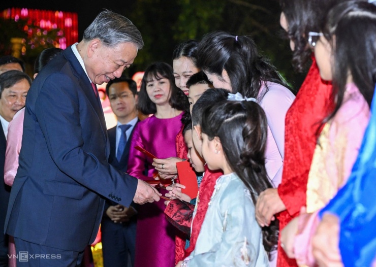 Ông mừng tuổi cho các cháu nhỏ. Ảnh: Giang Huy