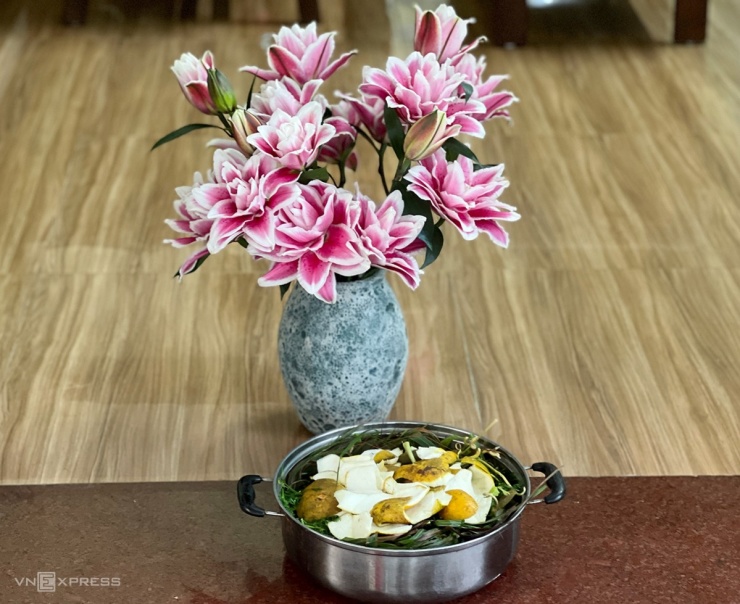 Nồi nước xông cuối năm của một gia đình Bắc Trung Bộ. Ảnh:&nbsp;Hồng Chiêu