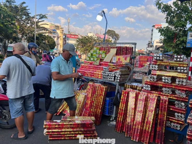 Pháo hoa giấy năm nay tăng hơn năm ngoái khoảng 20.000 đồng/bó. Hiện, giá pháo hoa lớn từ 150.000 - 160.000 đồng/bó (6 cây), pháo hoa nhỏ từ 120.000 - 130.000 đồng/bó; giàn phun viên nhấp nháy có giá khoảng 600.000 đồng.