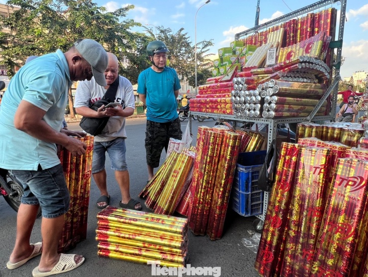 Theo các tiểu thương, sức mua năm nay chậm hơn mọi năm, chỉ có ngày cuối cùng còn sôi động hơn đôi chút.