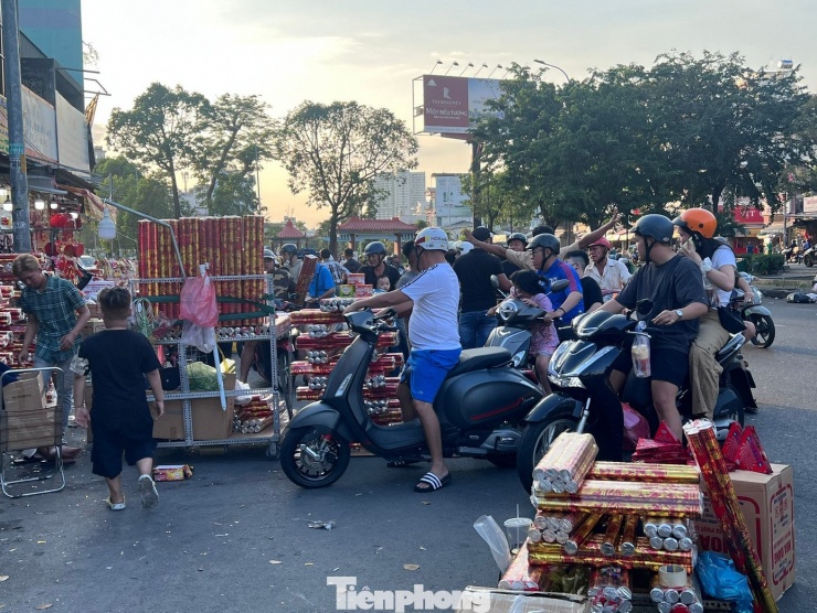 Được mệnh danh là chợ pháo hoa giấy lớn nhất TPHCM, khu chợ chỉ bán mỗi dịp lễ Tết này kéo dài hàng trăm mét dọc hai bên đường Hải Thượng Lãn Ông. Người dân khắp nơi muốn mua pháo hoa giấy giá sỉ đều tìm đến đây