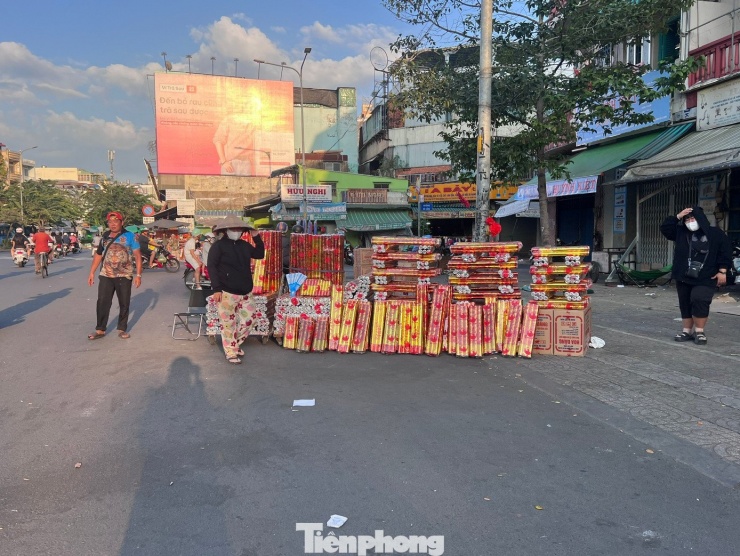 Pháo hoa giấy vẫn còn ê hề chiều 29 Tết