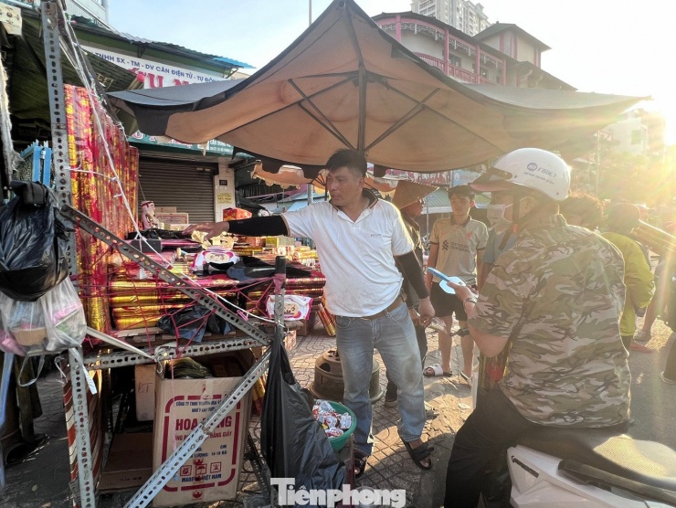 Các tiểu thương cho biết sẽ bán đến nửa đêm để phục vụ nhu cầu của khách hàng