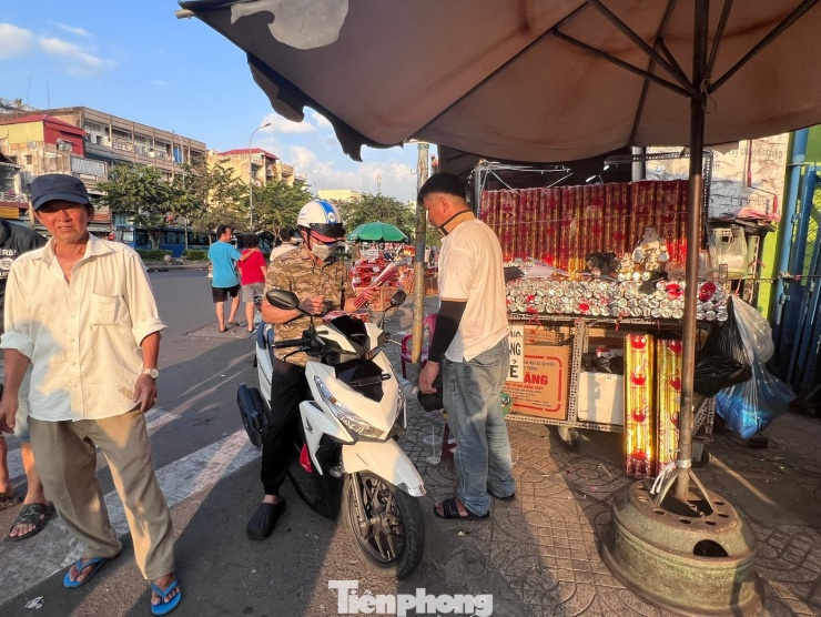 Pháo hoa này bắn bằng cách xoay nắp sẽ phát ra tiếng "bụp", giấy màu bay ra đẹp mắt.