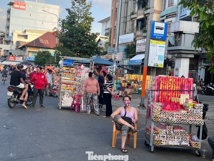 Khu chợ pháo hoa giấy kéo dài hàng trăm mét. Tiểu thương cho biết, nhiều người sau khi bày mâm cúng giao thừa mới bắt đầu đi mua pháo hoa