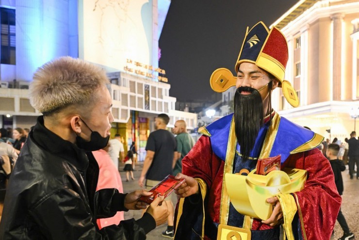 Đông nghịt người đổ ra đường đón giao thừa Tết Bính Ngọ