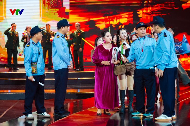 Phân cảnh 4 bảo vệ quảng trường mùa xuân và khán giả đến xem live concert. Ảnh: VTV