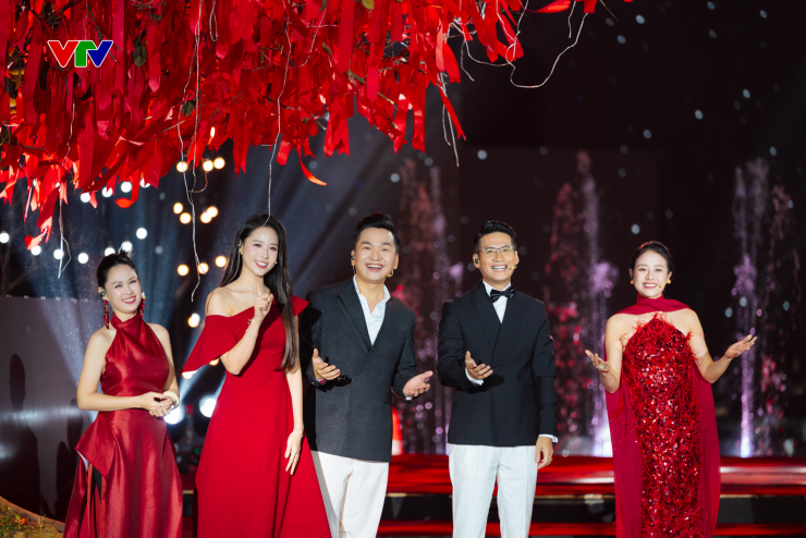 5 BTV của VTV kết hợp trong nhạc kịch "Quảng trường mùa xuân". Ảnh: VTV