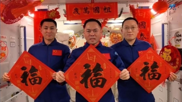 Ba thành viên phi hành đoàn Thần Châu-21. (Ảnh: Hoàn cầu Thời báo)