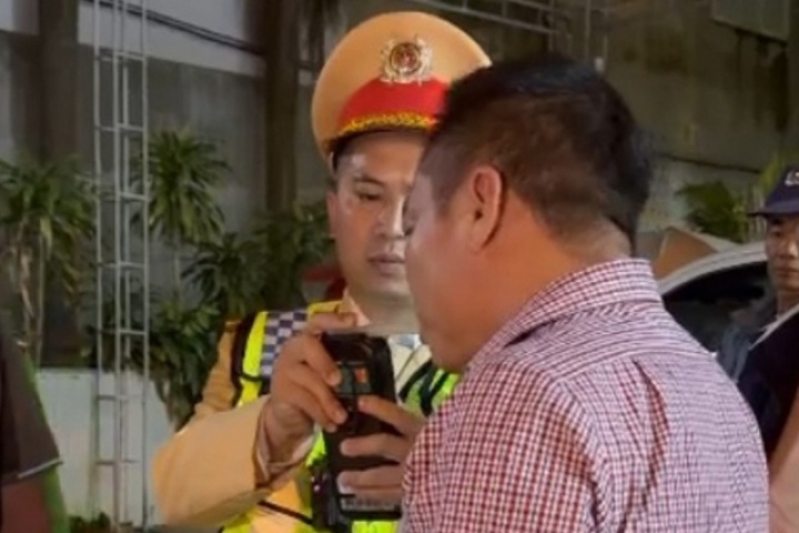 Thách thức CSGT khi bị kiểm tra nồng độ cồn, tài xế bị phạt 35 triệu đồng