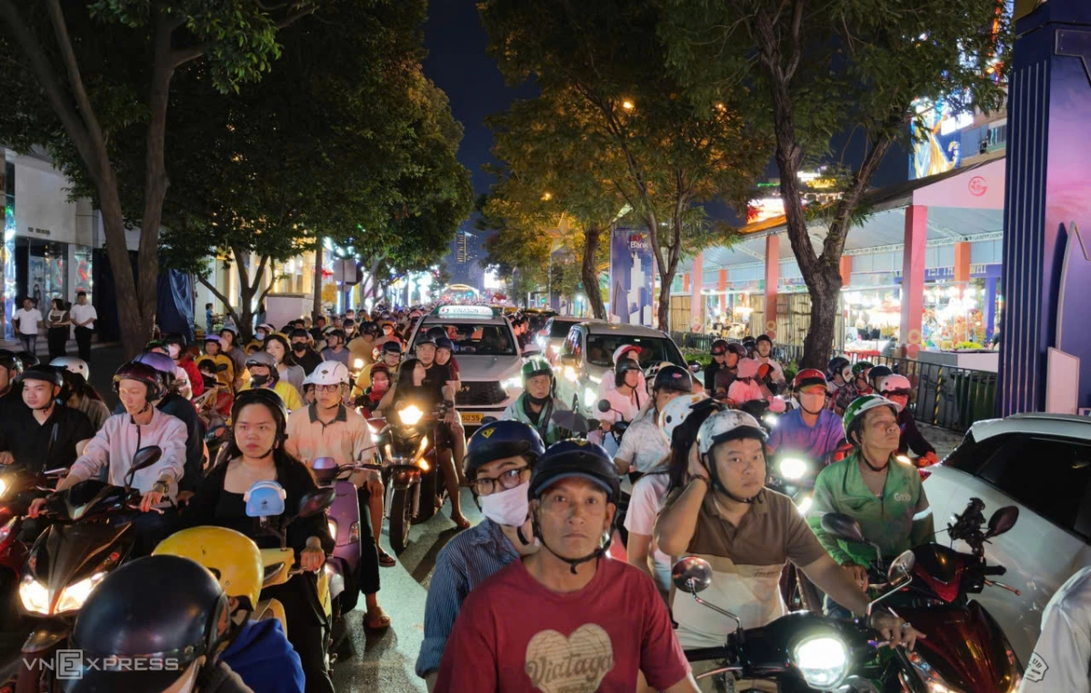 Người dân đổ về trung tâm TP HCM đón giao thừa. Ảnh:&nbsp;Đình Văn