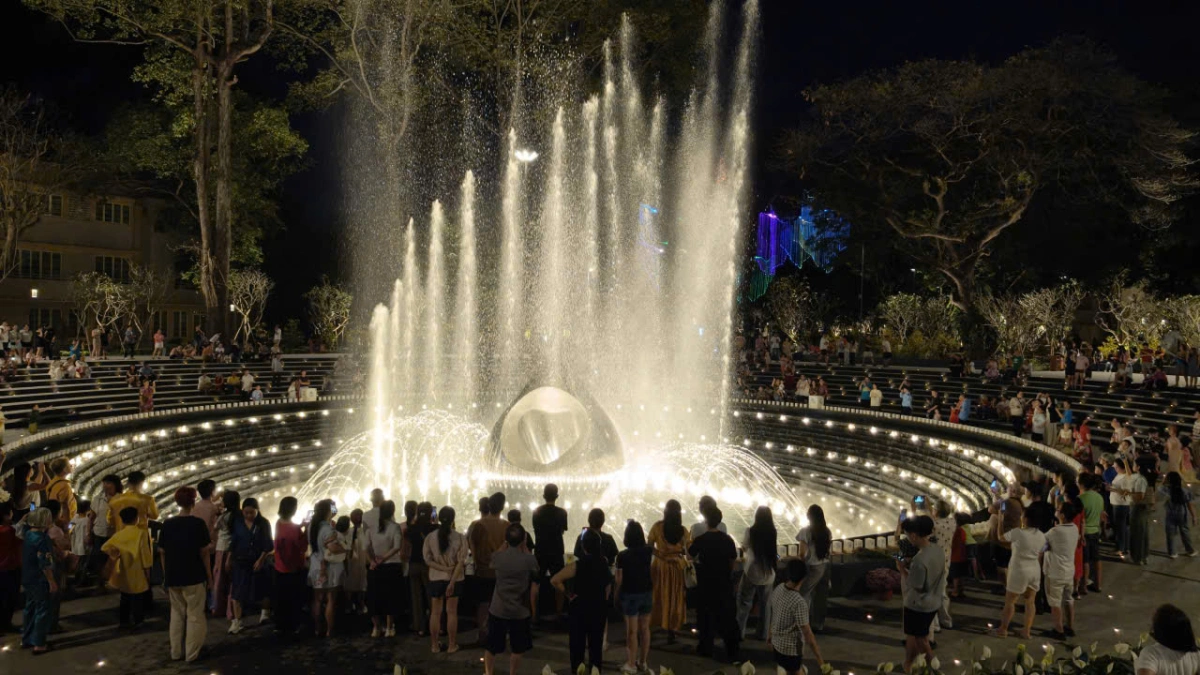 Đông nghịt người đổ ra đường đón giao thừa Tết Bính Ngọ - 33