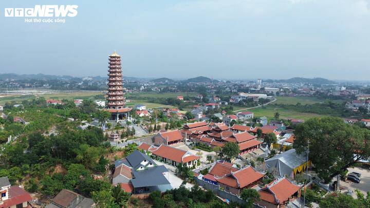 Chùa Phúc Sơn được xây dựng tại xã Tân Yên, tỉnh Bắc Ninh từ thời Lê Trung Hưng (thế kỷ XVI). Chùa tọa lạc trên núi Phượng Hoàng.