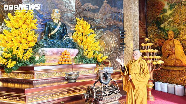 Thượng tọa Thích Thanh Anh, trụ trì chùa Phúc Sơn cho biết, trước khi an vị tại bảo tháp 13 tầng, tượng được cung rước qua nhiều ngôi chùa lớn như Bái Đính, Yên Tử, Vĩnh Nghiêm và Phật Tích, mang giá trị tâm linh sâu sắc.