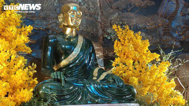 Điểm độc đáo của bức tượng là được tạc ở tư thế ngồi thiền tự tại, vô ngã, vô chấp và tùy duyên, nhưng vẫn chuẩn mực, kết hợp lý tưởng vua tôi và đạo sĩ; thể hiện sự kết hợp giữa Đạo và Đời (gắn Đạo với Đời) qua pháp phục vua tu xuất gia, pháp phục đơn giản, không cầu kỳ. Qua đó phản ánh sự "từ bỏ hồng trần" nhưng vẫn vương vấn trách nhiệm quốc gia, thể hiện trí tuệ vĩ đại, nhân nghĩa và tinh thần đoàn kết dân tộc, là hình mẫu "Vua - Phật" độc đáo của Thiền phái Trúc Lâm.