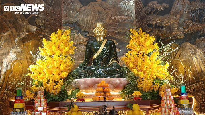 Trên tượng, ngoài các đường nét thể hiện đường nét uốn lượn của trang phục thể hiện sự tinh tế của nghệ nhân tạc tượng thì các họa tiết trang trí trên vạt y trung và gấu y hạ và y thượng cho thấy tính thẩm mỹ, ý nghĩa tư tưởng và tôn lên giá trị của tượng.