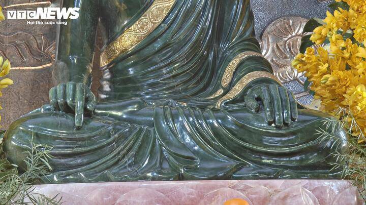 Tư thế thiền định của tượng được khắc họa một cách chi tiết: Tượng ngồi trong tư thế kiết già vững chãi, an tọa trong tư thế thiền định an tường; hai tay buông nhẹ biểu trưng chánh niệm và định lực.