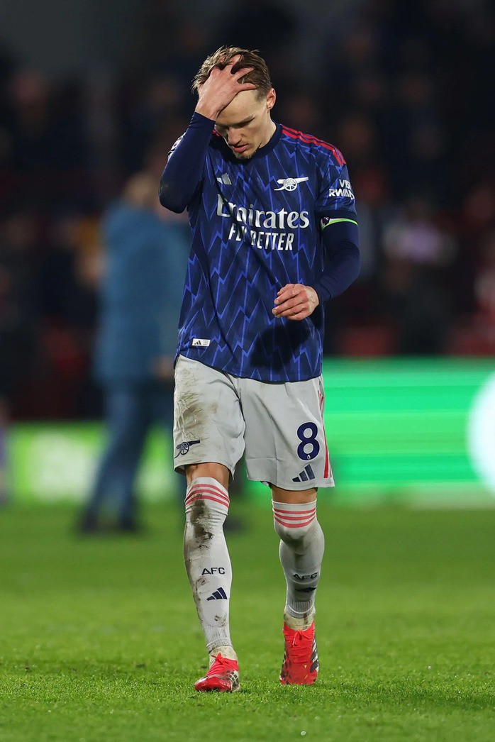 Thủ quân Martin Odegaard vắng mặt trong trận thắng của Wigan do dính chấn thương khi Arsenal hoà Brentford 1-1 ở vòng 26 Ngoại hạng Anh. Ảnh: Alamy