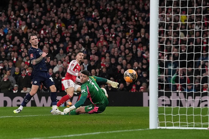 Gabriel Martinelli ghi bàn nâng tỉ số lên 2-0 ở phút 18 trận Arsenal thắng Wigan 4-0 tại vòng 4 Cup FA hôm 16-2. Ảnh: AP