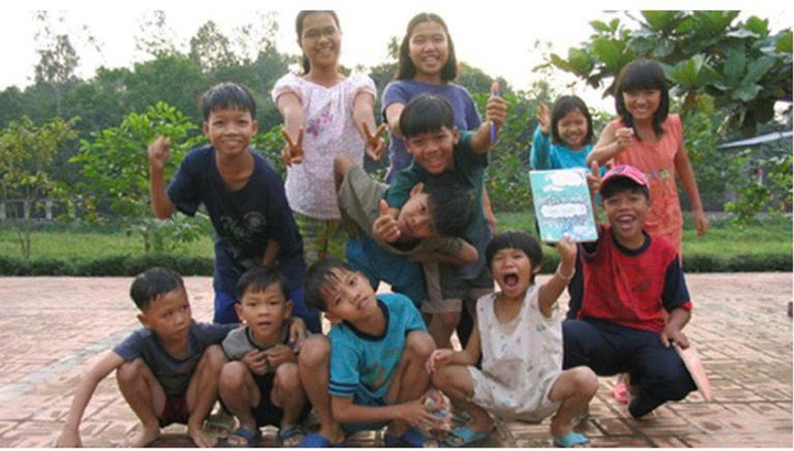 Thành viên Làng trẻ em SOS Đồng Hới đi dã ngoại trên bãi biển. (Ảnh: Nhân vật cung cấp)