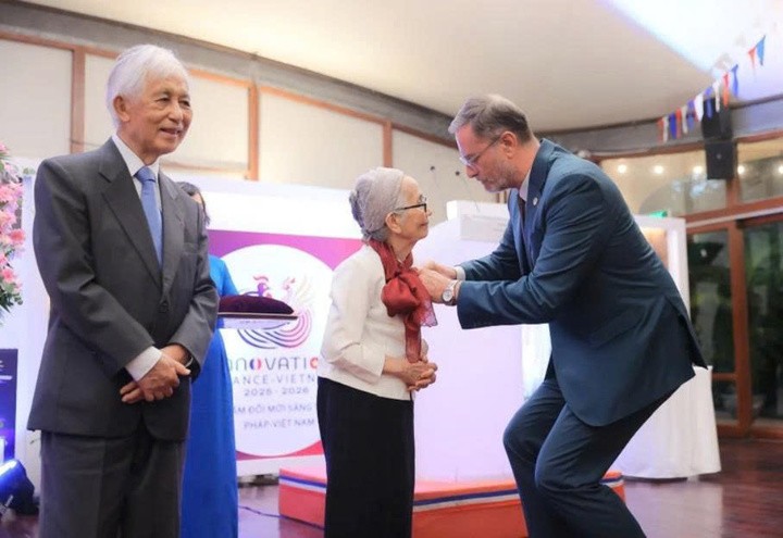 Vợ chồng Giáo sư Trần Thanh Vân - Lê Kim Ngọc nhận Huân chương Bắc đẩu bội tinh. (Ảnh: Thông tin Chính phủ)