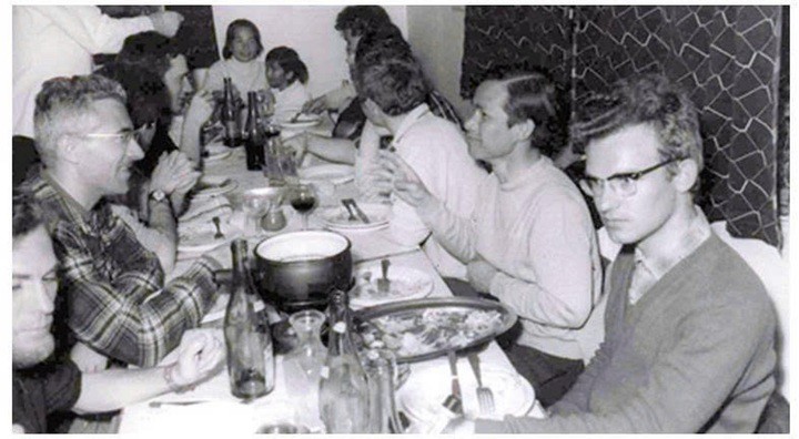 Các nhà khoa học tụ họp thưởng thức bữa tối fondue kiểu Thụy Sĩ theo phong cách gia đình tại hội nghị Gặp gỡ Moriond ở Méribel (Ảnh: Nhân vật cung cấp)