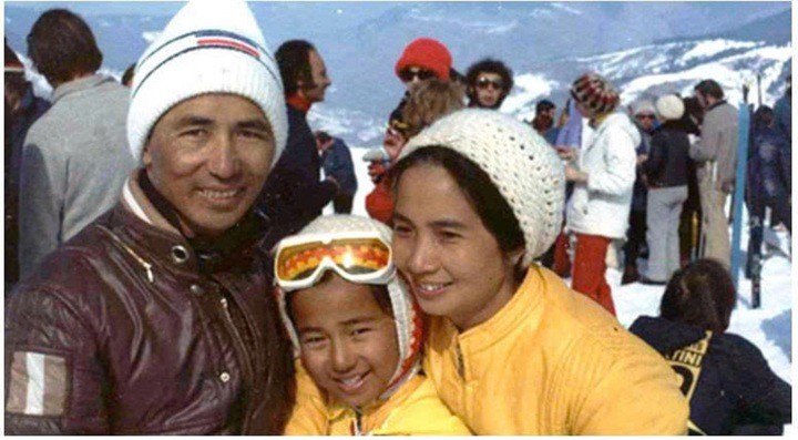 Gia đình GS Trần Thanh Vân và GS Lê Kim Ngọc trong trang phục trượt tuyết, tại hội nghị Gặp gỡ Moriond những năm 1970. (Ảnh: Nhân vật cung cấp)