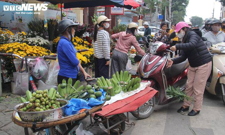 Tiểu thương mong ngóng khách mua hàng ngày 29 Tết.