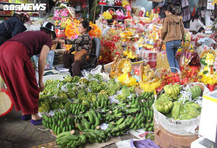 Tiểu thương đồng loạt hạ giá các loại quả bày trên mâm ngũ quả để bán nhanh, về nhà đón Tết cùng gia đình.
