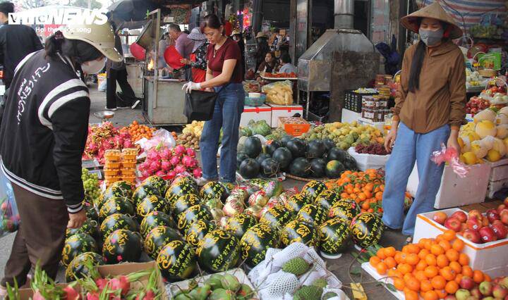 Các loại hoa quả khác được bày biện trên mâm ngũ quả cũng giảm giá mạnh.