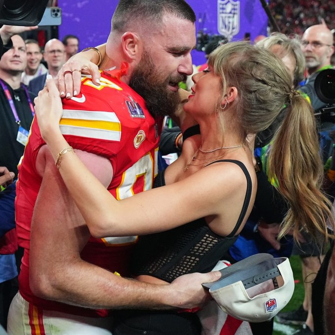 Tháng 8/2025, Taylor Swift và cầu thủ bóng bầu dục Travis Kelce thông báo đính hôn sau hai năm hẹn hò, thu hút sự chú ý lớn từ truyền thông và mạng xã hội. Mối quan hệ của họ gây chú ý khi kết nối hai lĩnh vực âm nhạc và thể thao, tạo nên một trong những chuyện tình được bàn luận nhiều nhất thời gian qua. Cuối năm ngoái, Page Six đưa tin cặp sao dự định tổ chức đám cưới vào mùa hè 2026 tại Rhode Island, gần dinh thự của Taylor Swift, khách mời gồm những gương mặt nổi tiếng của làng giải trí. Tuy nhiên, gần đây xuất hiện thông tin Taylor tạm dừng một số bước chuẩn bị để động viên tinh thần Travis sau mùa giải không như mong đợi. Đến nay, thời điểm chính thức của hôn lễ vẫn chưa được xác nhận.