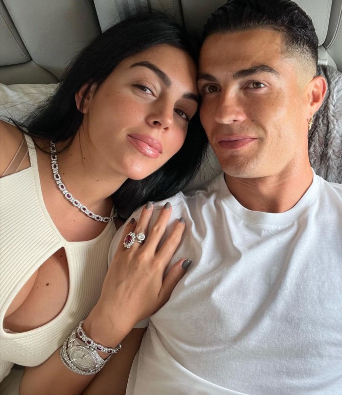 Siêu sao bóng đá Cristiano Ronaldo và Georgina Rodríguez công bố đính hôn năm 2025 sau khoảng một thập kỷ gắn bó. Hai người bắt đầu mối quan hệ từ năm 2016 khi gặp nhau tại một cửa hàng Gucci ở Madrid - nơi Georgina là nhân viên bán hàng. Một số nguồn tin quốc tế cho biết cặp sao sẽ tổ chức đám cưới vào mùa hè 2016, sau khi World Cup 2026 kết thúc. Địa điểm cưới được cho là diễn ra ở đảo Madeira, Bồ Đào Nha - quê nhà của Ronaldo. Cầu thủ 41 tuổi gần đây hoàn tất dinh thự trị giá khoảng 25 triệu euro tại Bồ Đào Nha sau nhiều năm xây dựng, được xem là tổ ấm của anh và Georgina cùng năm người con.