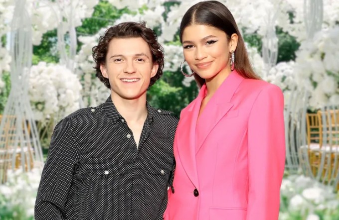 Zendaya và Tom Holland quen nhau trên phim trường 'Spider-Man: Homecoming' (2016) và giữ mối quan hệ kín tiếng trong nhiều năm. Đầu năm ngoái, Tom Holland cầu hôn Zendaya tại nhà của bạn gái ở Mỹ. Cặp sao hiện chưa đưa ra thông báo về kế hoạch cưới, tuy nhiên truyền thông quốc tế dự đoán hôn lễ có thể diễn ra trong năm 2026. Với vị thế của Zendaya trong làng thời trang, lựa chọn váy cưới của cô được cho là sẽ nhận được sự quan tâm lớn khi sự kiện diễn ra.