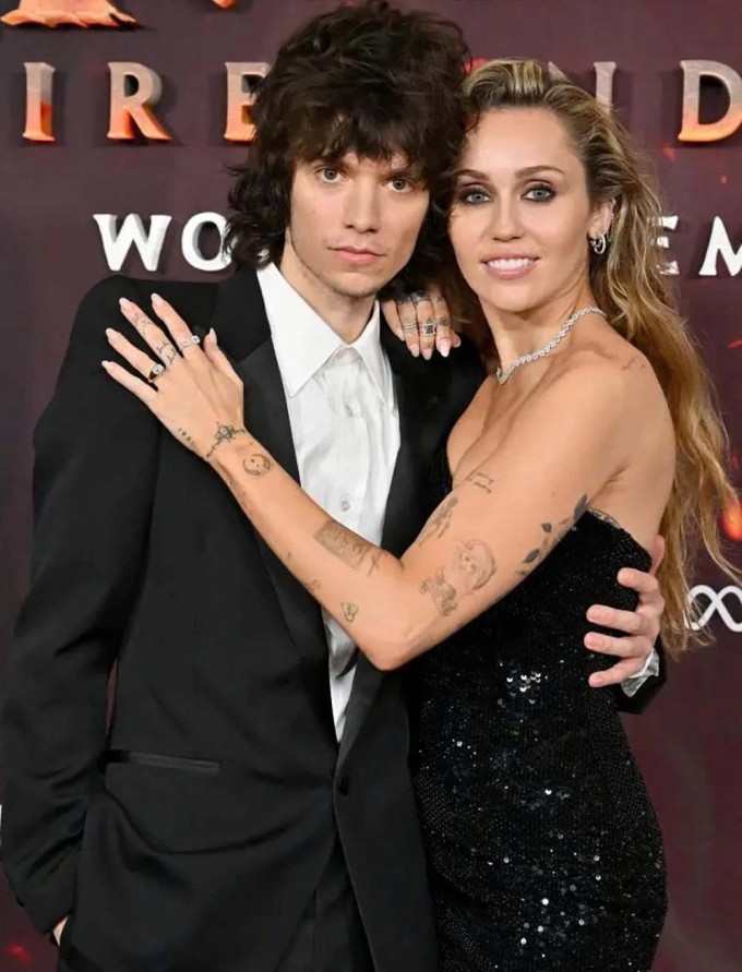 Miley Cyrus xác nhận đính hôn với nhạc sĩ Maxx Morando tại buổi công chiếu phim 'Avatar 3' ở Los Angeles ngày 1/12 năm ngoái. Người hâm mộ đang mong chờ Miley sẽ thông báo hỉ sự trong năm 2026. Giọng ca 'Flowers' và vị hôn phu kém 6 tuổi hẹn hò từ năm 2021, giữ chuyện tình cảm kín đáo. Trước đây, Miley từng kết hôn với nam diễn viên Liam Hemsworth nhưng ly hôn vào năm 2019 chỉ sau 9 tháng chung sống.